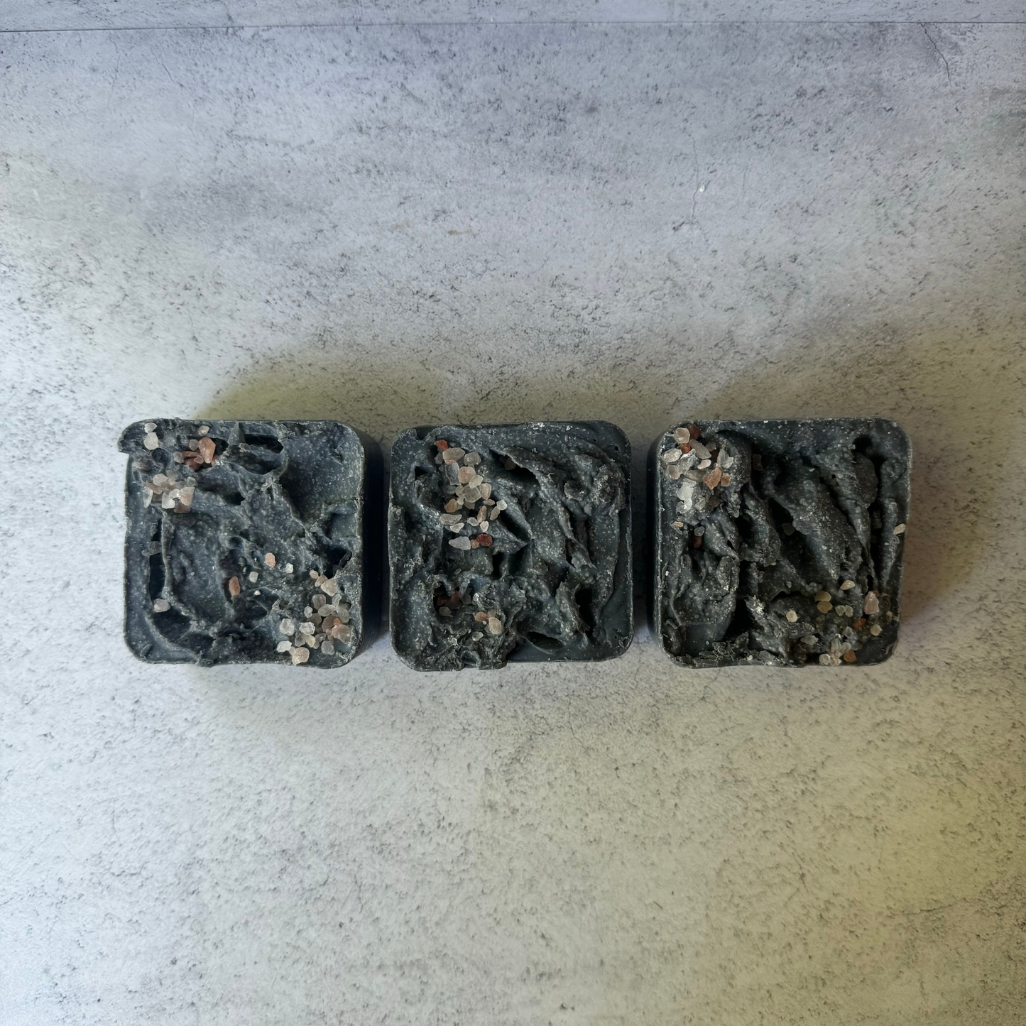 CARO: Salt and Activated Charcoal.Scent: Basil, Eucalyptus & Lemongrass