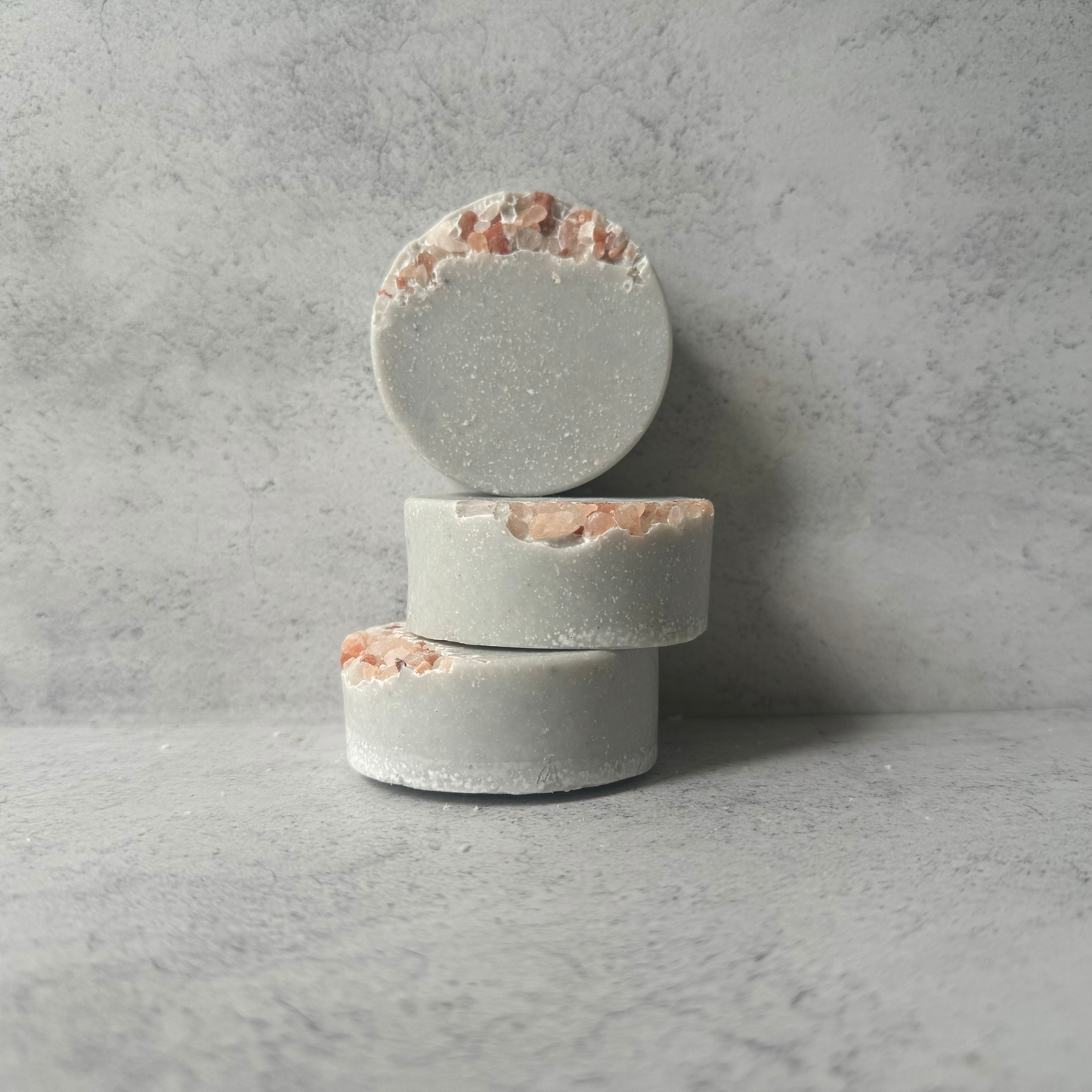 RODIN: Himalayan salt and blue clay. Scent: Geranium, Peppermint, Rosemary